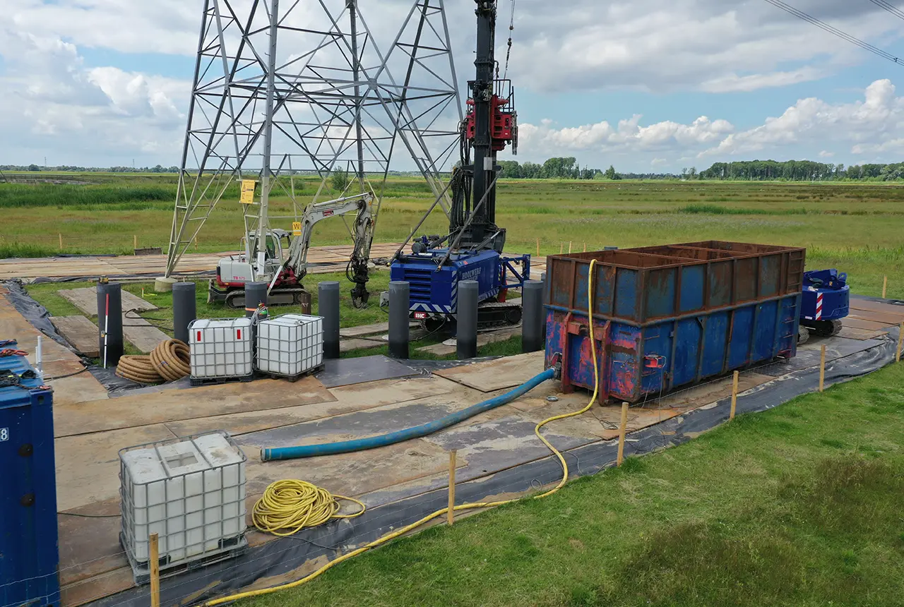Het trillingsvrij aanbrengen van casing draaipalen met groutinjectie