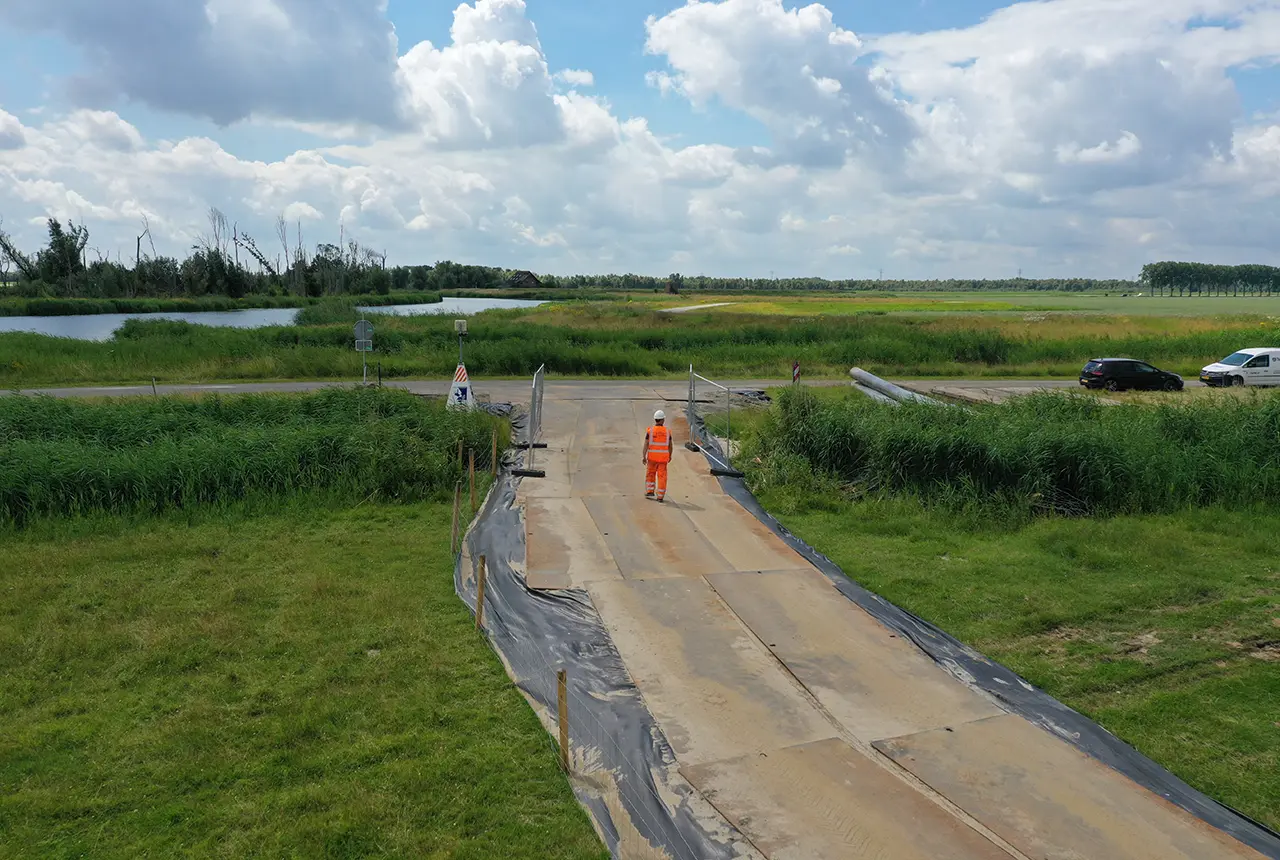 Het trillingsvrij aanbrengen van casing draaipalen met groutinjectie